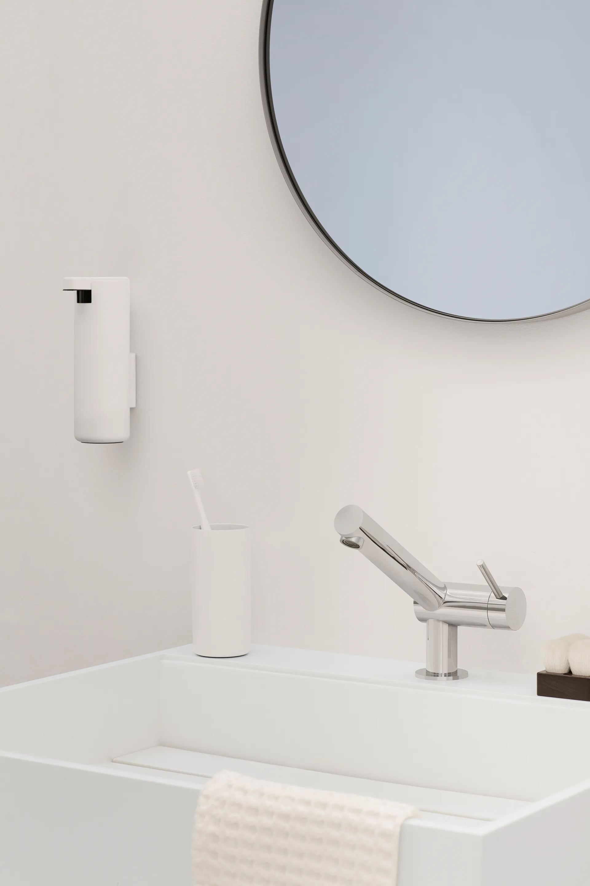 Modo 壁挂式皂液器, 白色 blomus