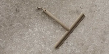 Vipo 带挂钩淋浴刮水器 - 棕褐色 - blomus