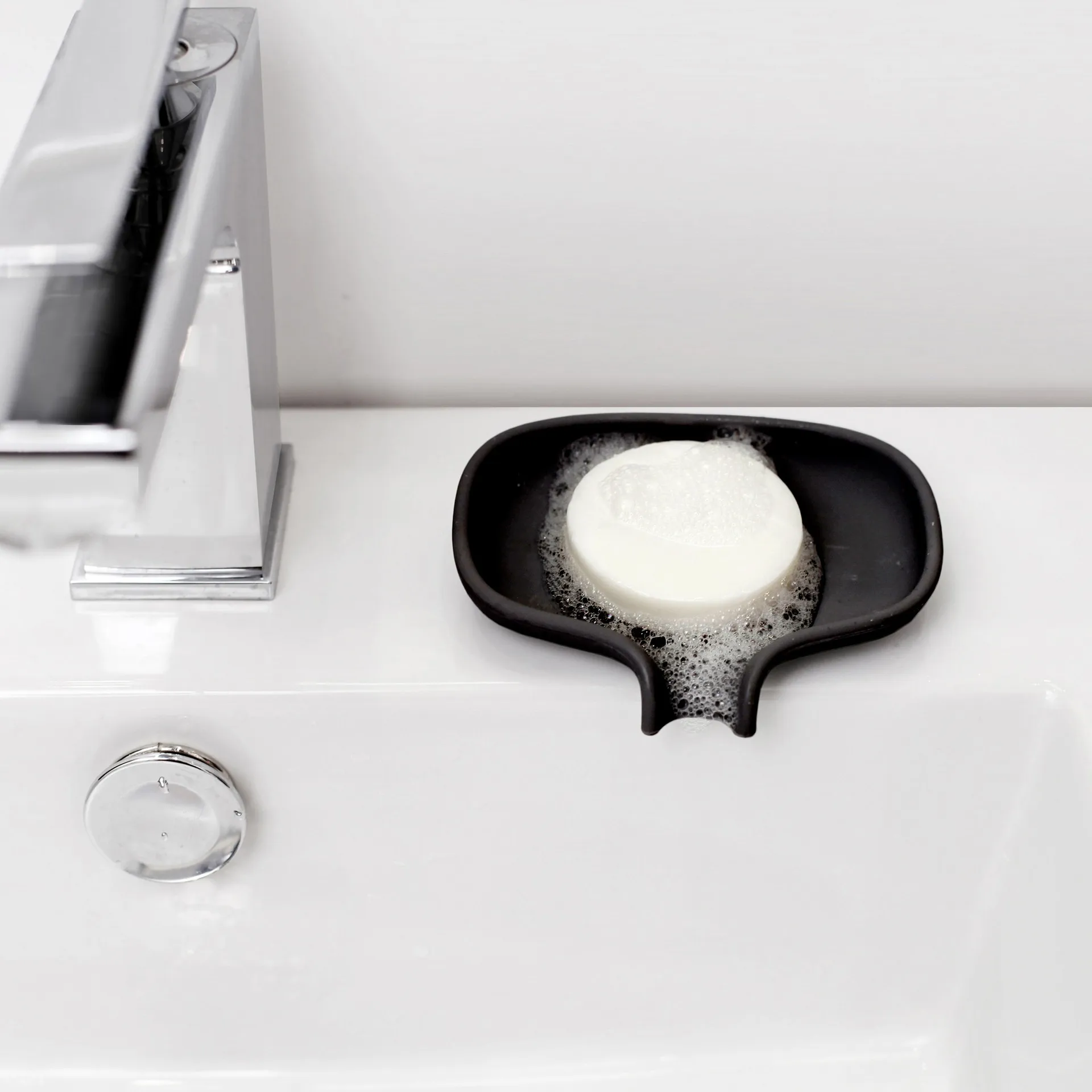 Soap Saver Flow 小号带排水孔皂碟, 黑色 Bosign