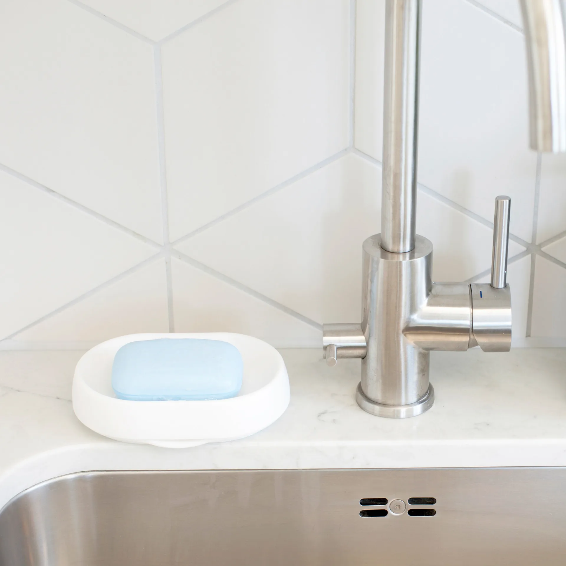 Soap tray with concealed drain spout in silicone - large, 白色 Bosign