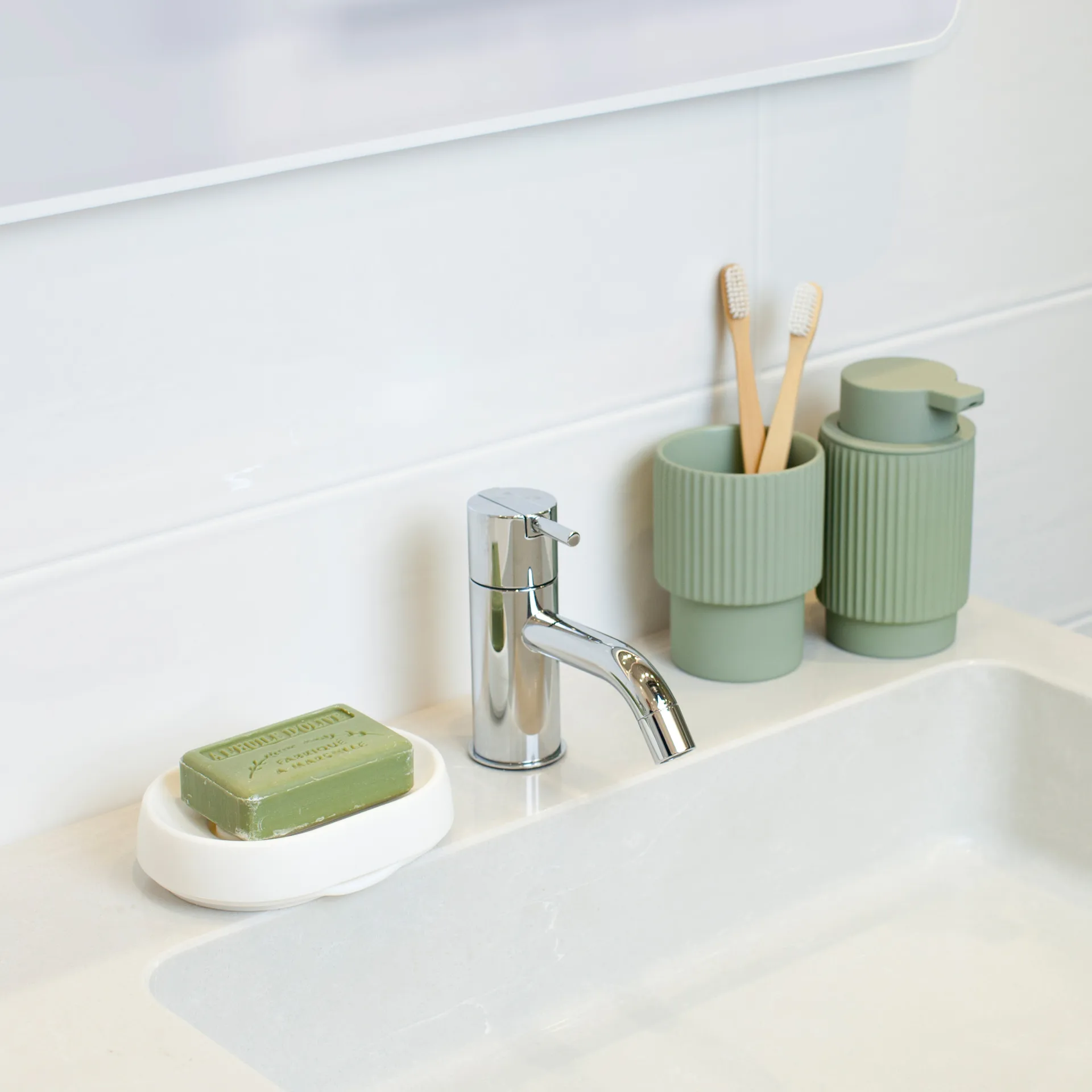 Soap tray with concealed drain spout in silicone - large, 白色 Bosign