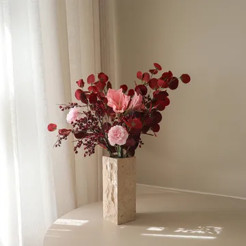 酒红色腮红色 人造花束 - 朱顶红、康乃馨、浆果枝、尤加利，84cm - Botané