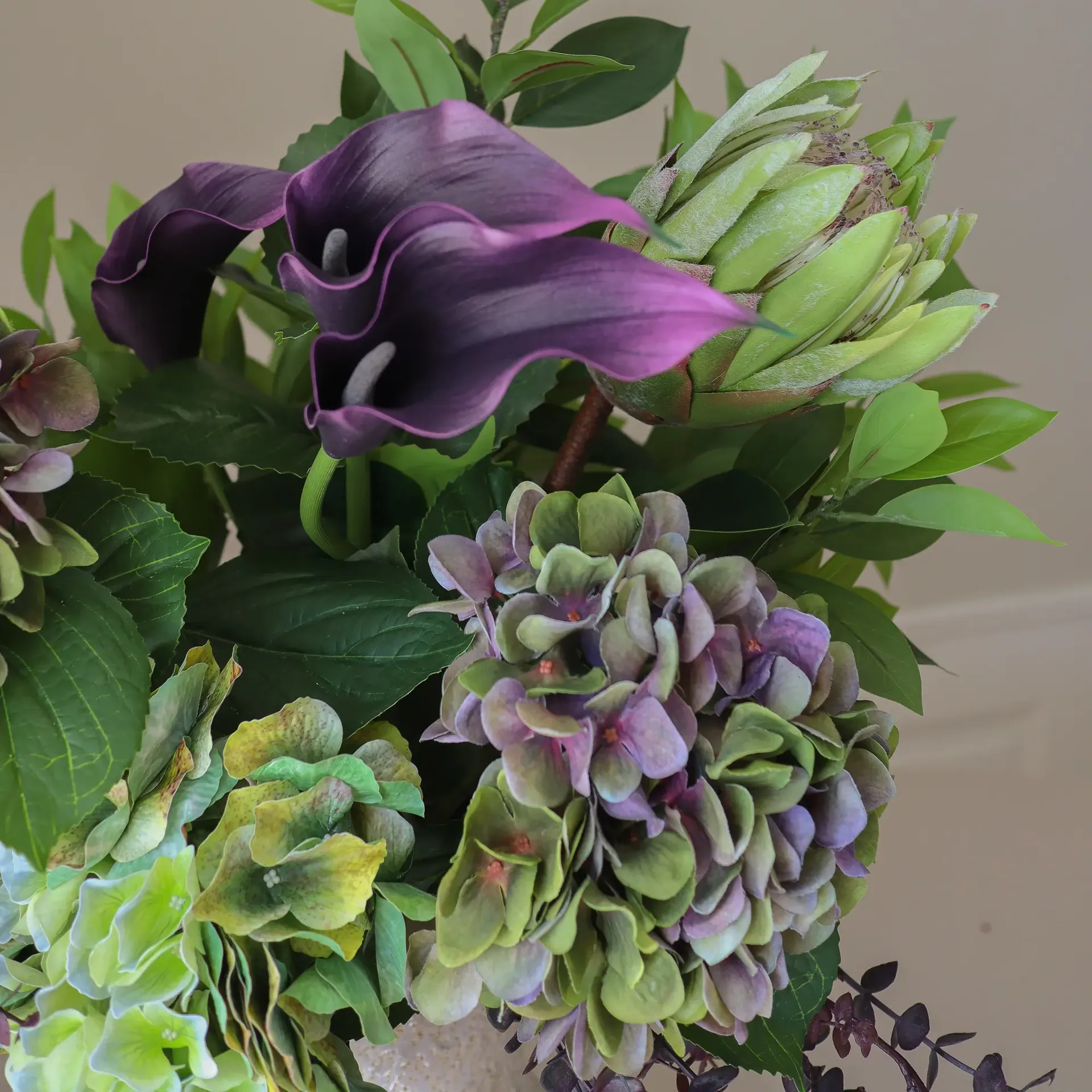 Aubergine Bloom 仿真花束, 马蹄莲-绣球花-帝王花，106cm，12个 Botané