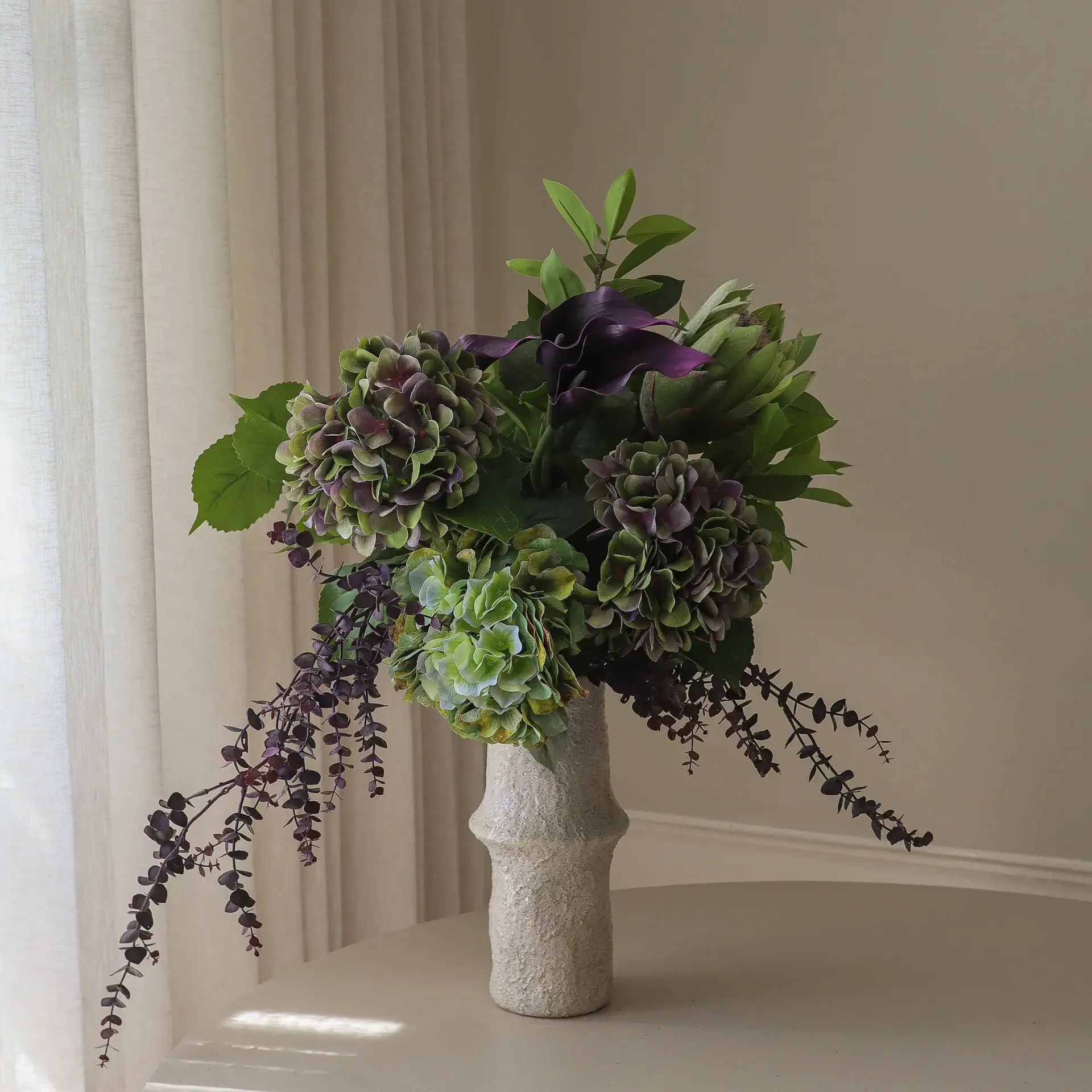 Aubergine Bloom 仿真花束, 马蹄莲-绣球花-帝王花，106cm，12个 Botané