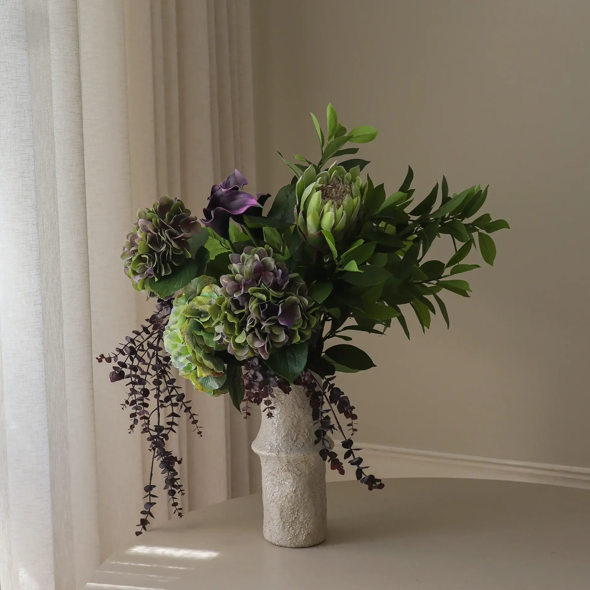 Aubergine Bloom 仿真花束, 马蹄莲-绣球花-帝王花，106cm，12个 Botané