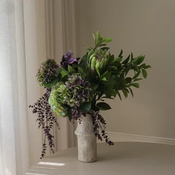 Aubergine Bloom 仿真花束 - 马蹄莲-绣球花-帝王花，106cm，12个 - Botané