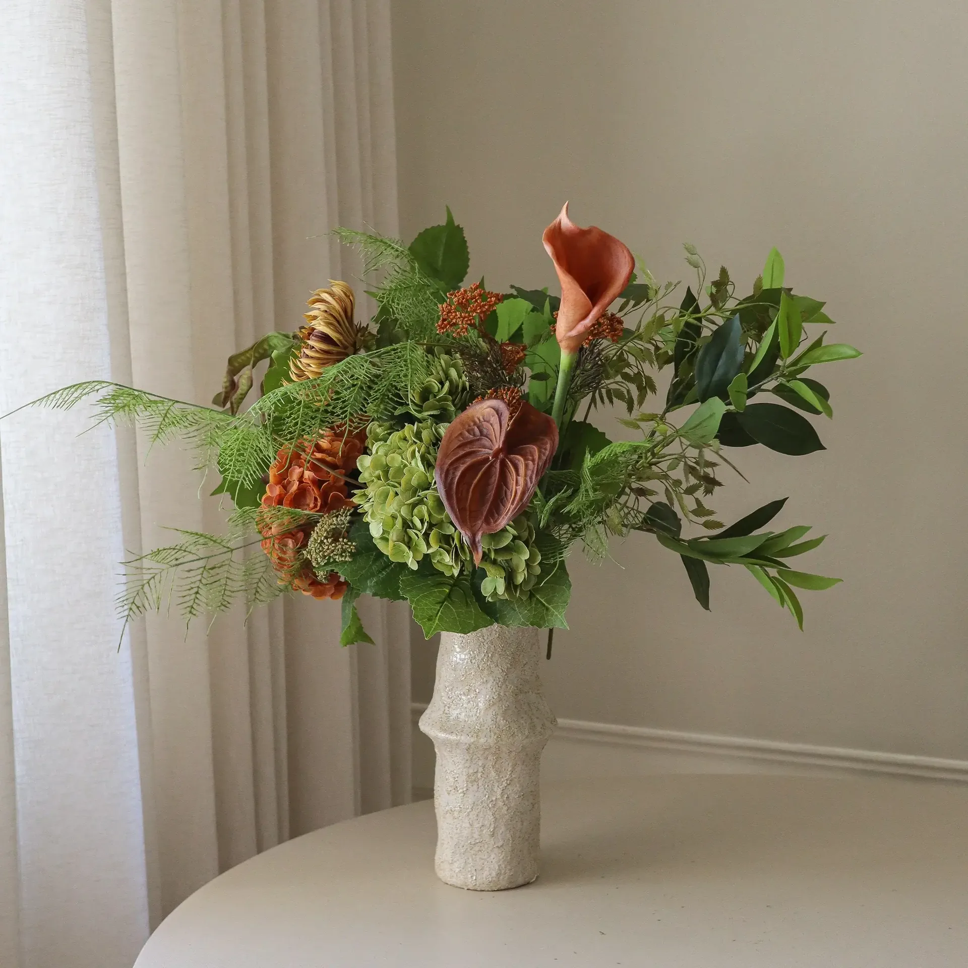 Cedar Grove 仿真花束, 绣球花-半仙人掌大丽花-马蹄莲，90cm，14件 Botané