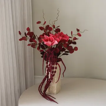 Deep bloom 人造花束 - 朱顶红、尤加利、苋、枝条，120cm - Botané