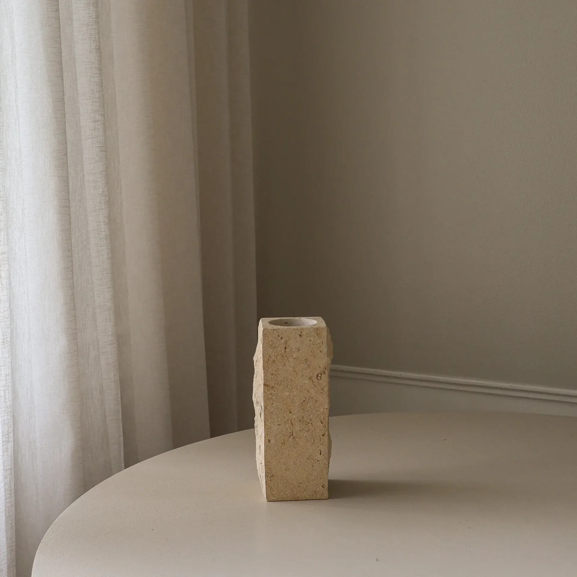 Limestone Edge 大理石花瓶, 小号，25cm Botané
