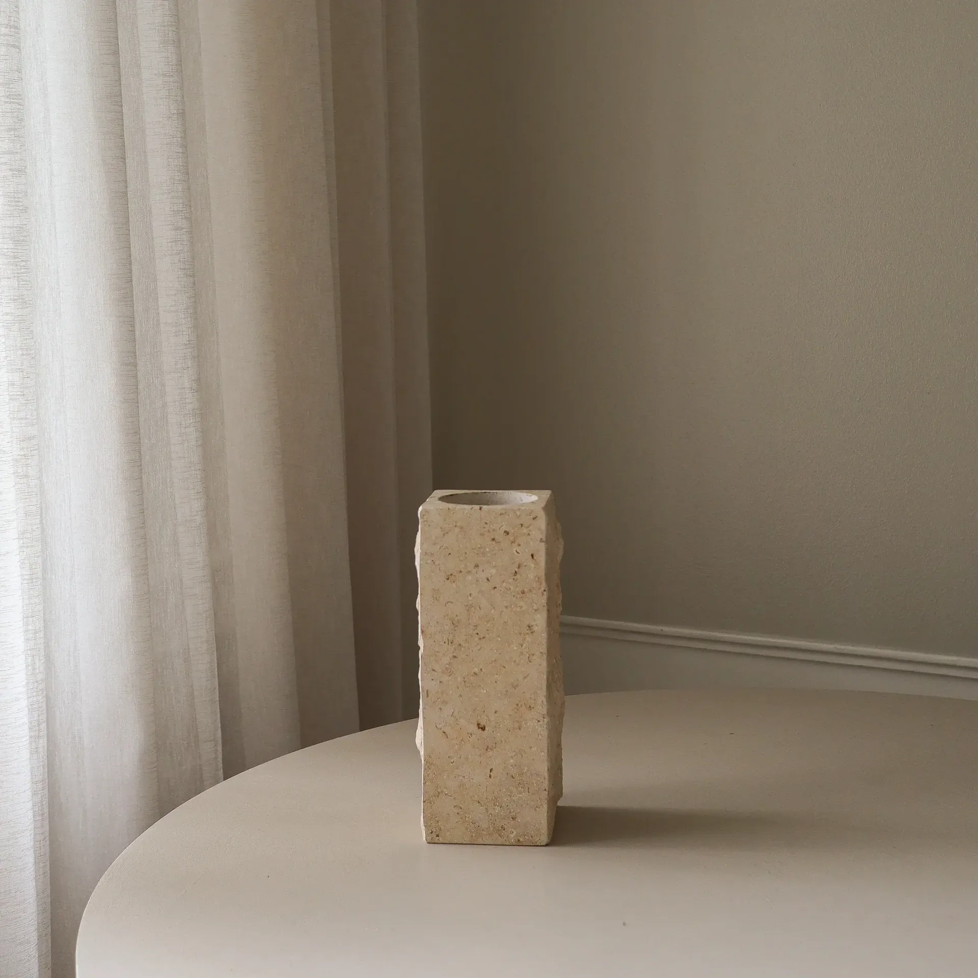 Limestone Edge 大理石花瓶, 中号，30cm Botané
