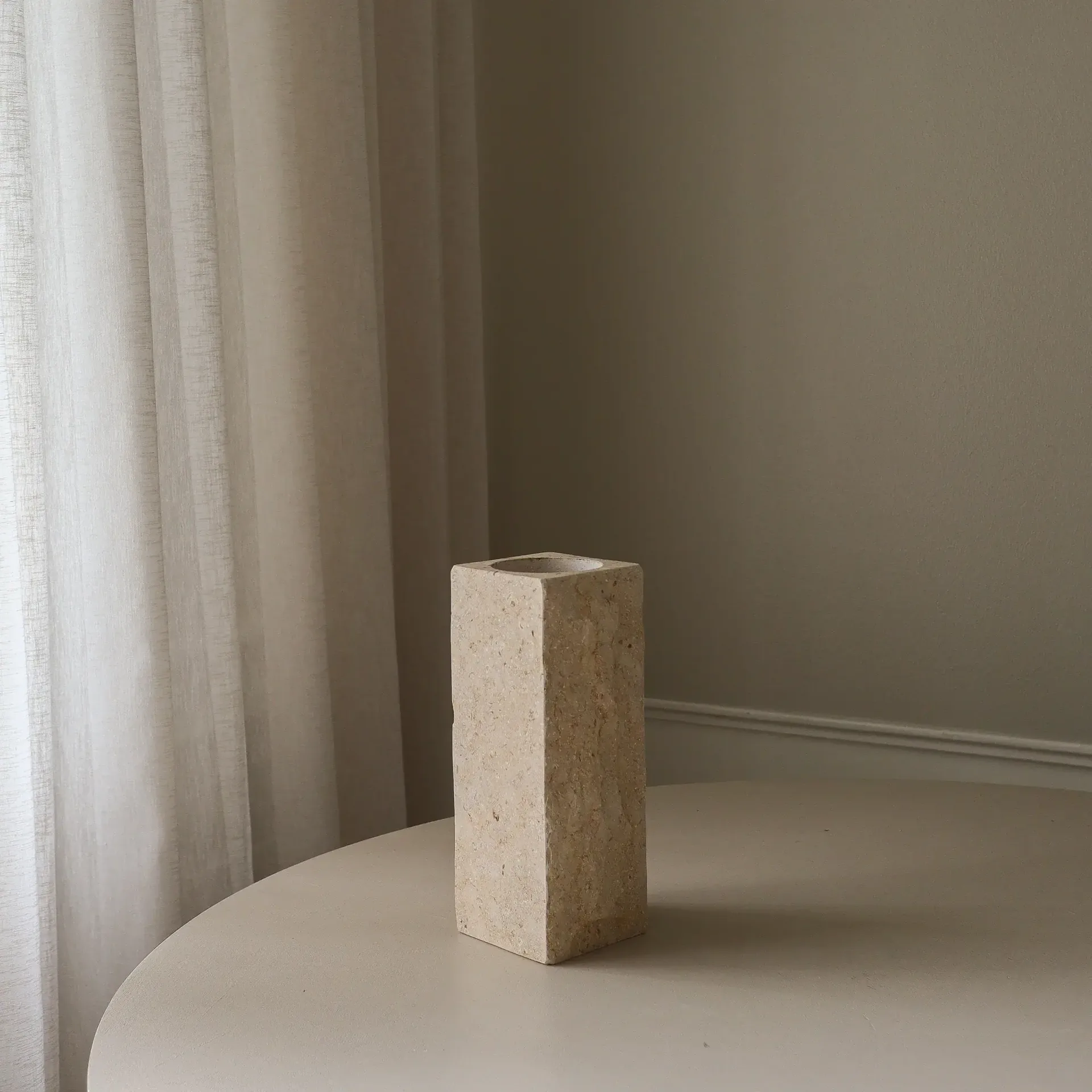 Limestone Edge 大理石花瓶, 中号，30cm Botané
