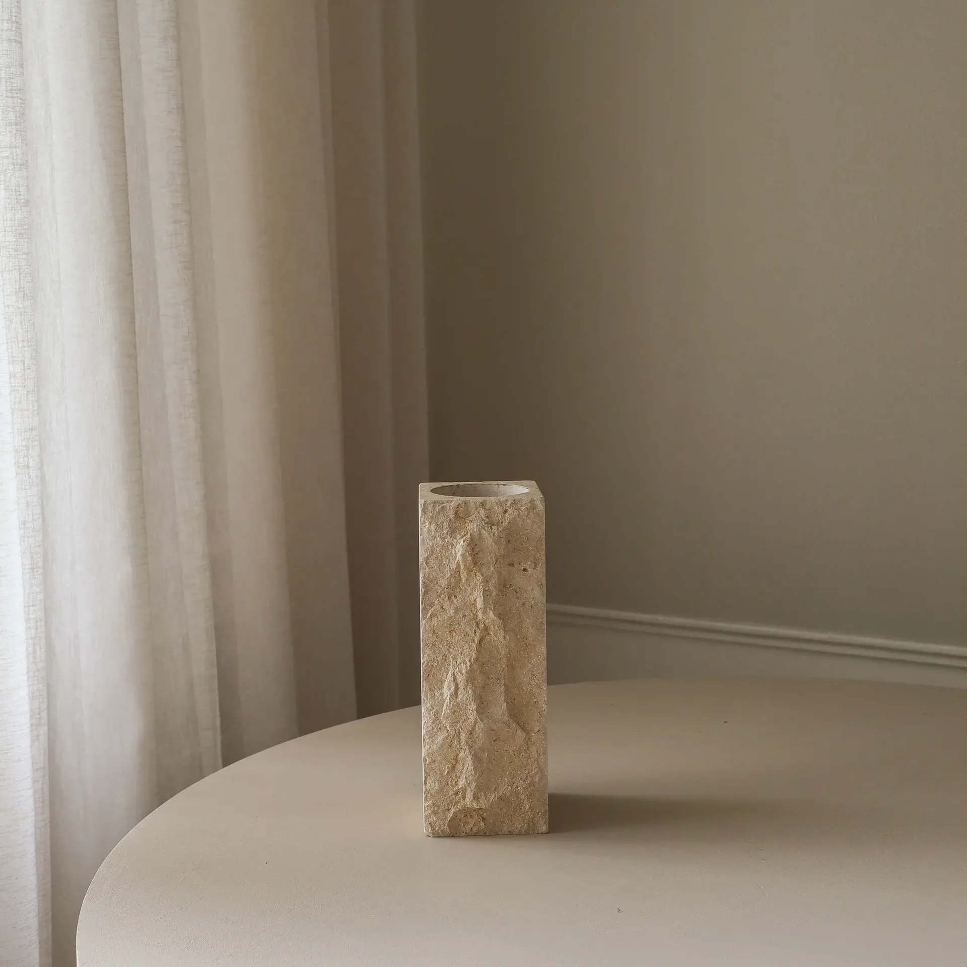 Limestone Edge 大理石花瓶, 中号，30cm Botané