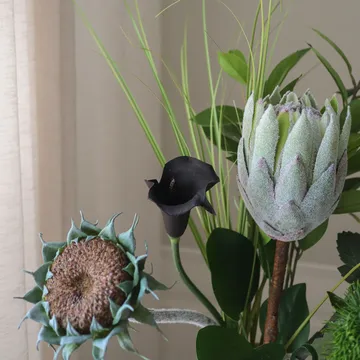 Midnight Wilderness 人造花束 - 帝王花-菊花-马蹄莲-康乃馨，78cm，7支 - Botané