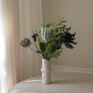 Midnight Wilderness 人造花束 - 帝王花-菊花-马蹄莲-康乃馨，78cm，7支 - Botané