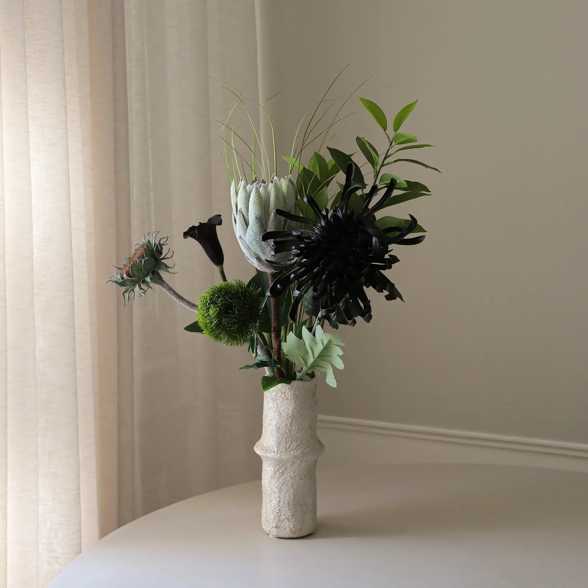 Midnight Wilderness 人造花束, 帝王花-菊花-马蹄莲-康乃馨，78cm，7支 Botané