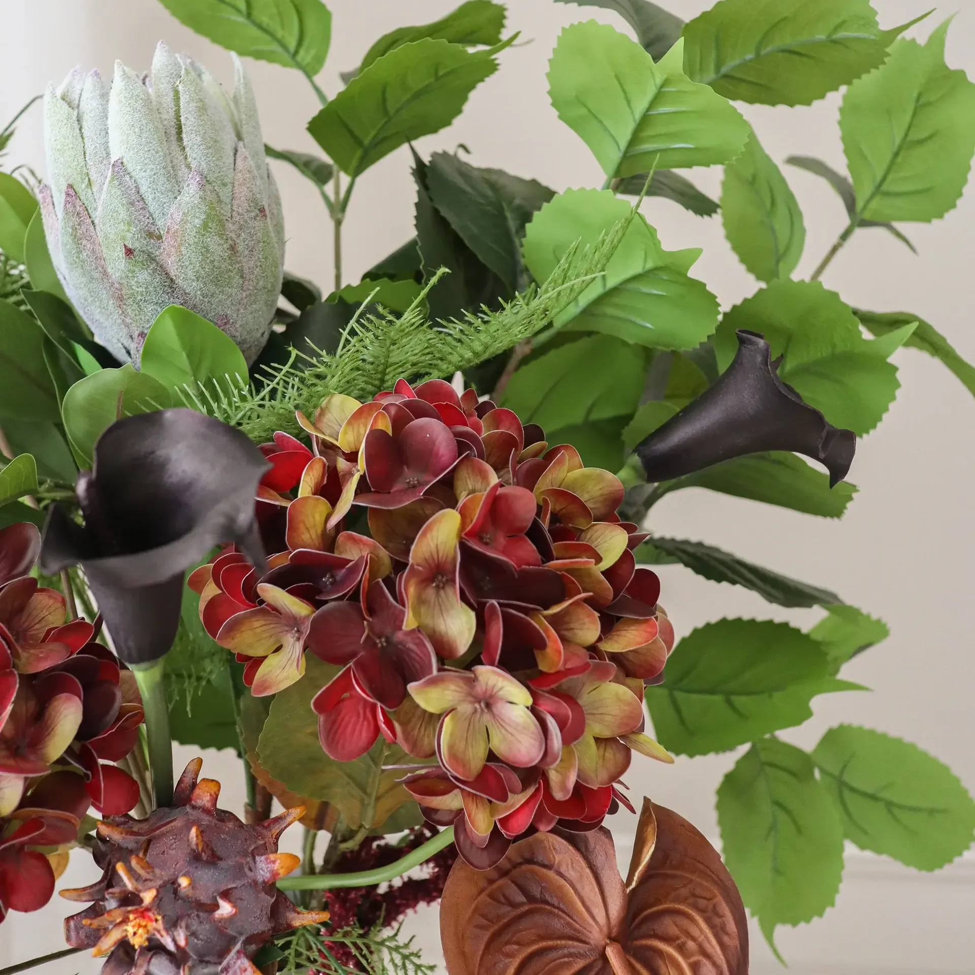 Noir Botanica 人造花束, 绣球花-马蹄莲-红掌 112cm，15件 Botané