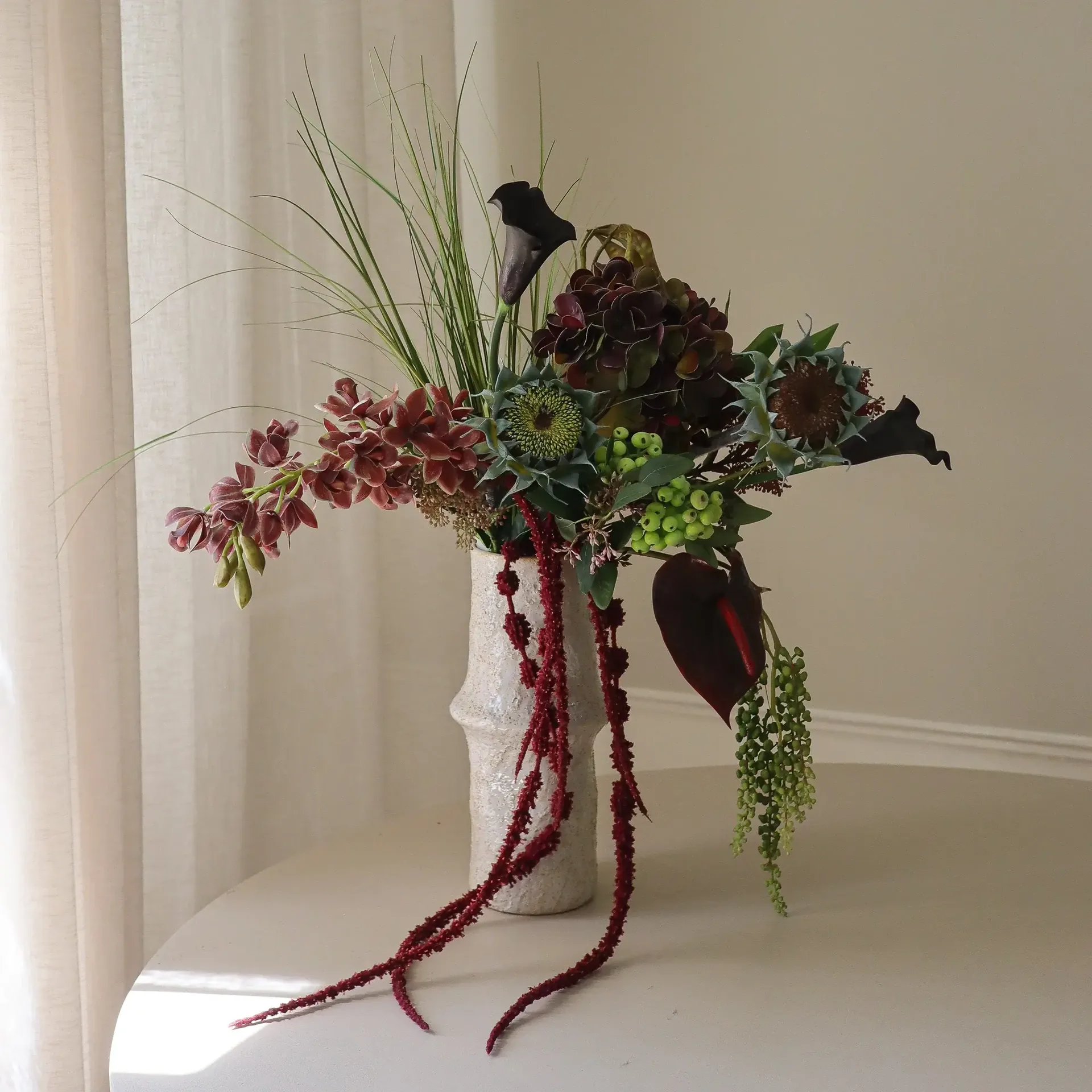 Woodland Nocturne 人造花束, 马蹄莲-火鹤花-绣球花-秋向日葵，112cm，14件 Botané