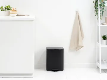 Bo 北欧风格脚踏式垃圾桶12L - 哑光黑色 - Brabantia