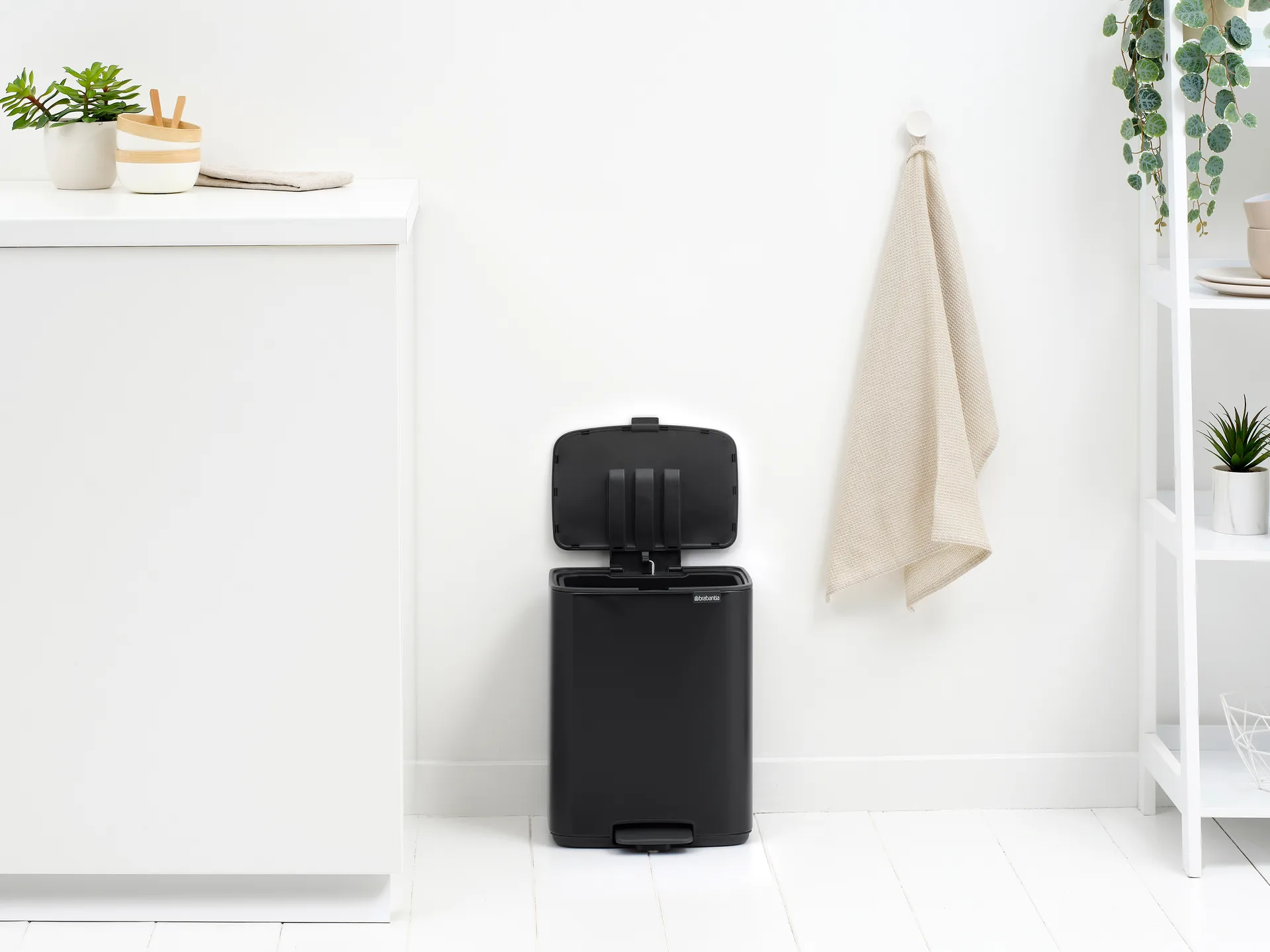 Bo 北欧风格脚踏式垃圾桶12L, 哑光黑色 Brabantia