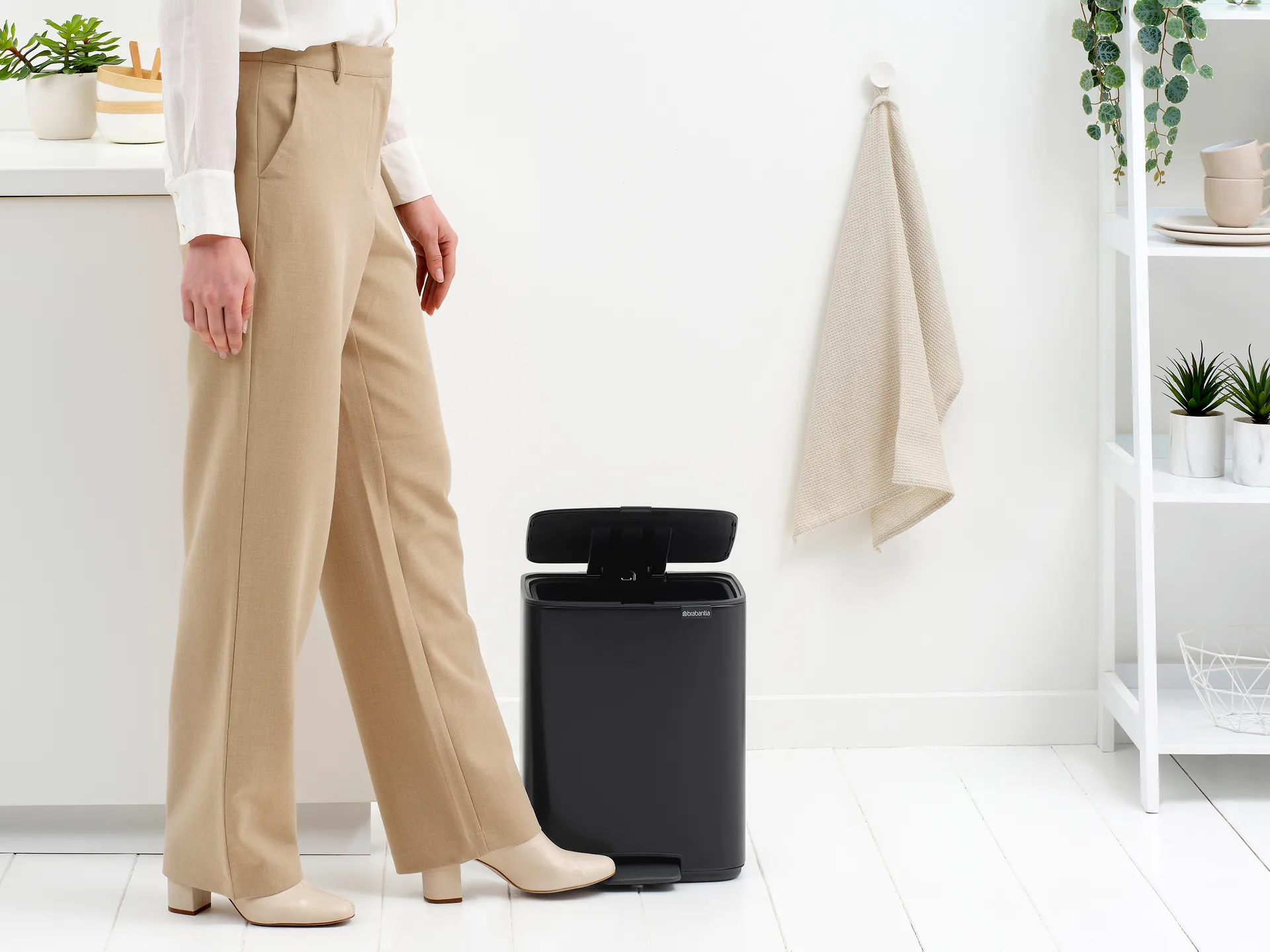 Bo 北欧风格脚踏式垃圾桶12L, 哑光黑色 Brabantia