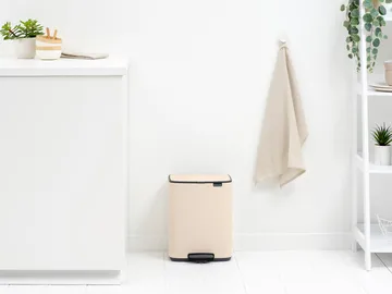 Bo 北欧风格脚踏式垃圾桶12L - 柔和米色 - Brabantia