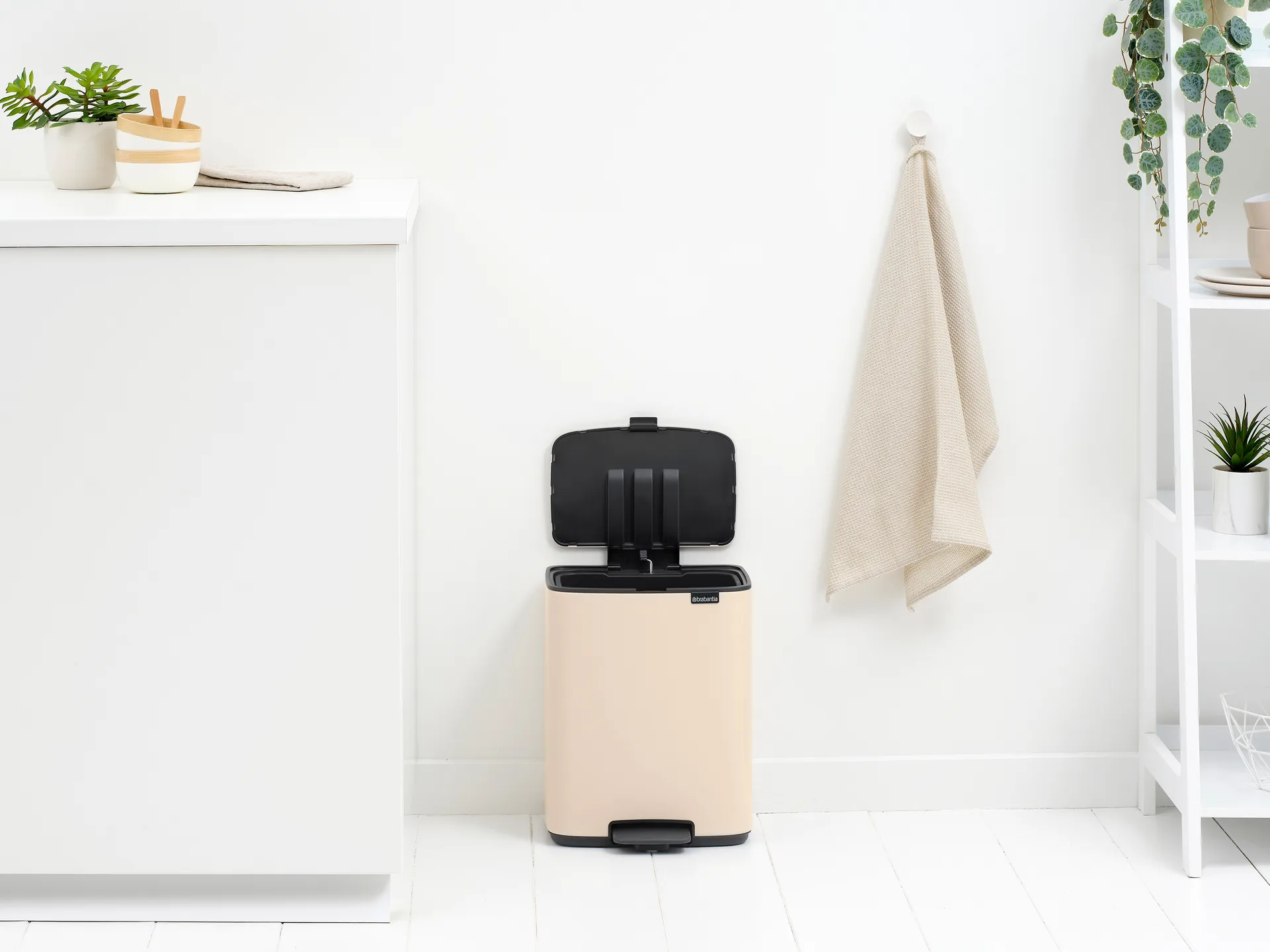Bo 北欧风格脚踏式垃圾桶12L, 柔和米色 Brabantia