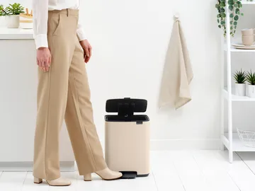 Bo 北欧风格脚踏式垃圾桶12L - 柔和米色 - Brabantia