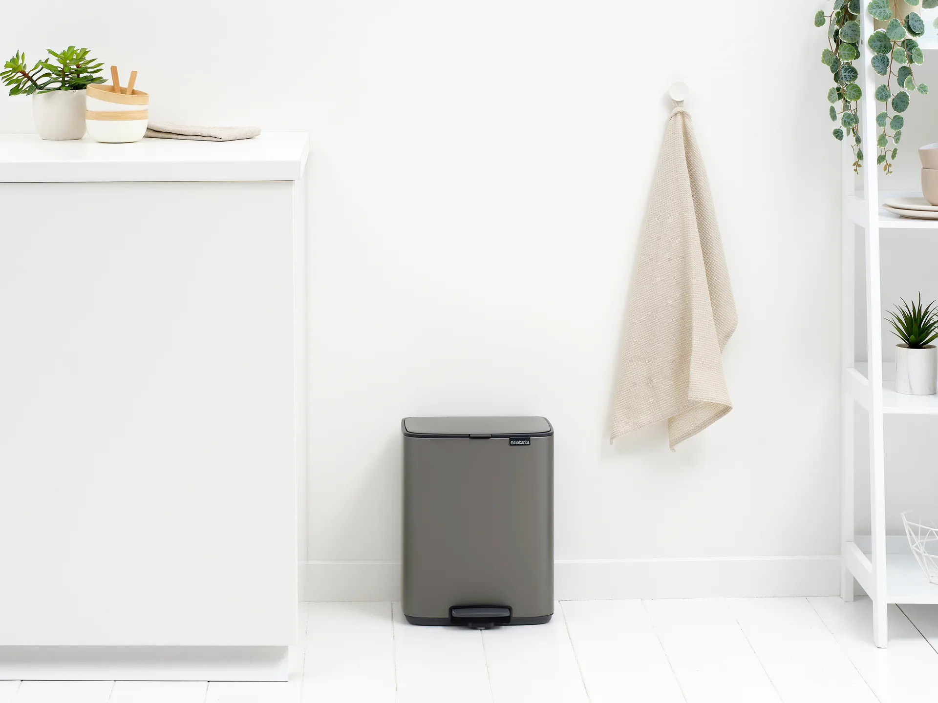 Bo 北欧风格脚踏式垃圾桶12L, 铂金色 Brabantia