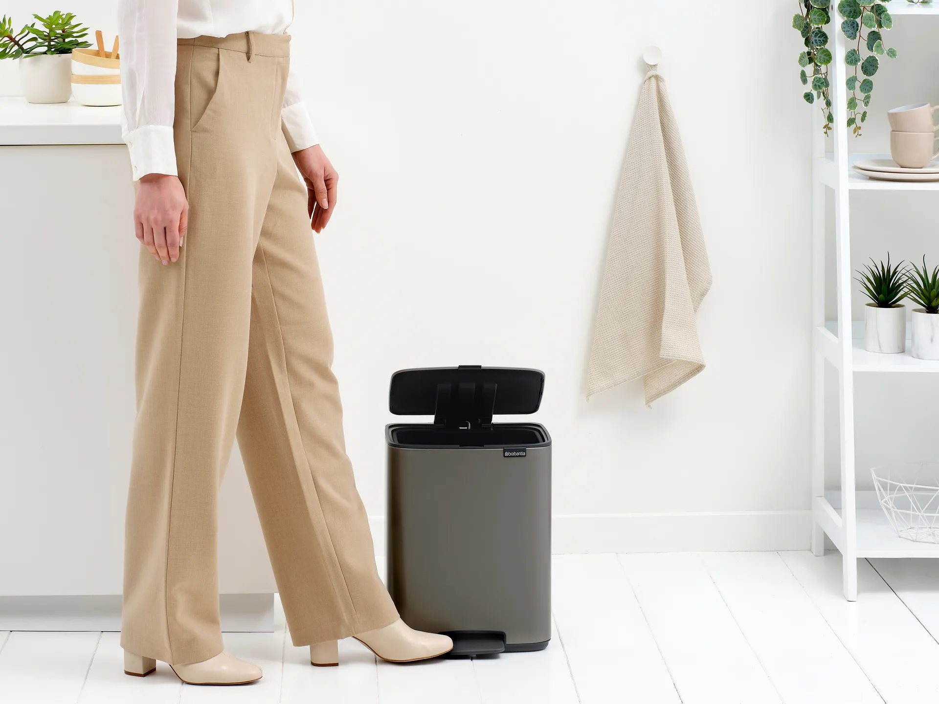 Bo 北欧风格脚踏式垃圾桶12L, 铂金色 Brabantia