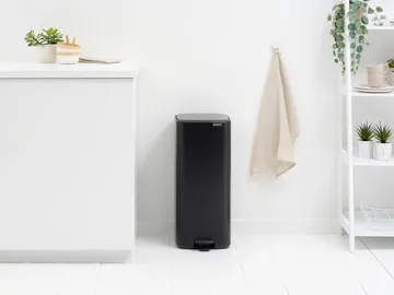 Bo 北欧风格脚踏式垃圾桶30L - 哑光黑色 - Brabantia