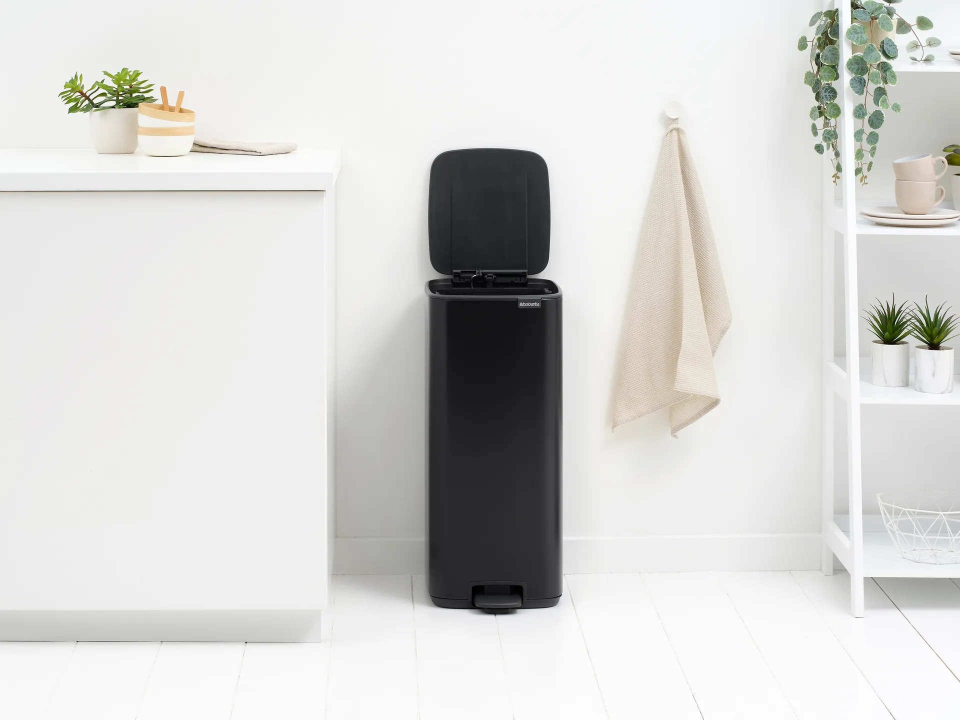 Bo 北欧风格脚踏式垃圾桶30L, 哑光黑色 Brabantia