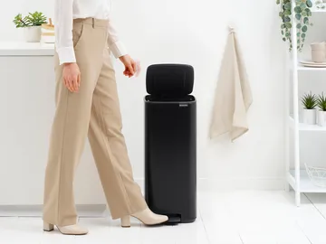 Bo 北欧风格脚踏式垃圾桶30L - 哑光黑色 - Brabantia