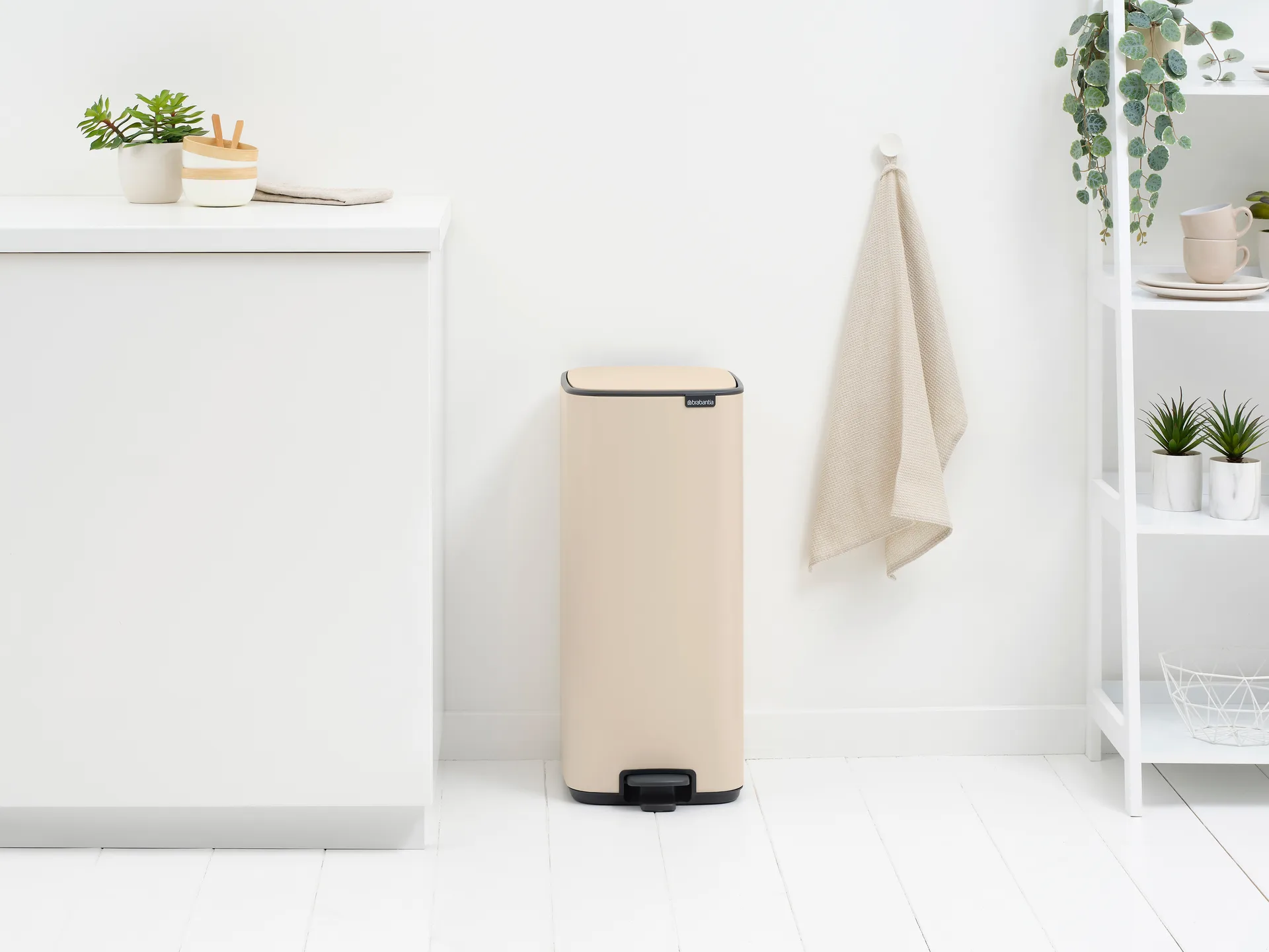 Bo 北欧风格脚踏式垃圾桶30L, 柔和米色 Brabantia