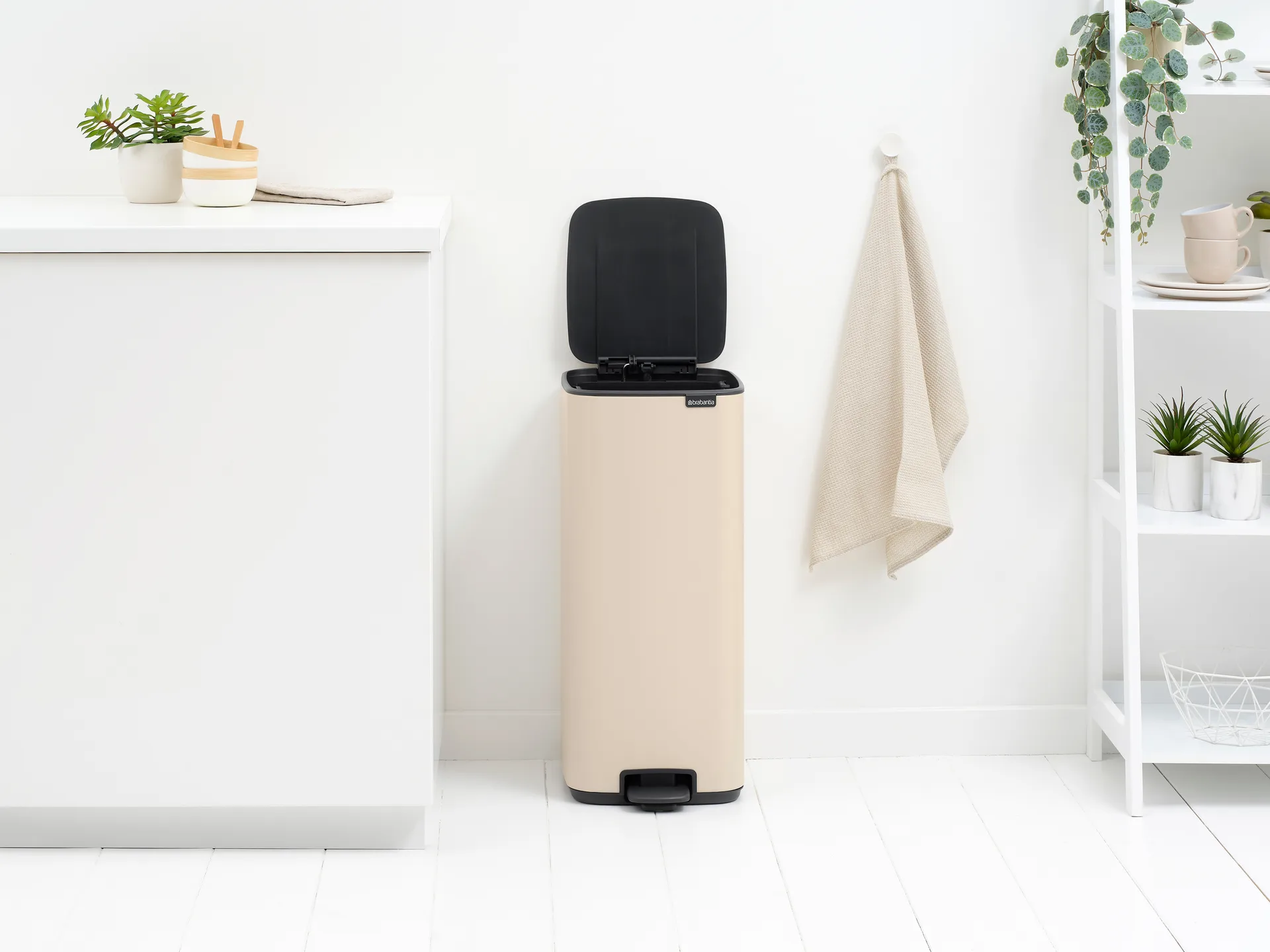 Bo 北欧风格脚踏式垃圾桶30L, 柔和米色 Brabantia