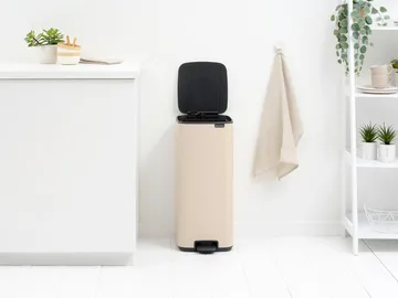 Bo 北欧风格脚踏式垃圾桶30L - 柔和米色 - Brabantia