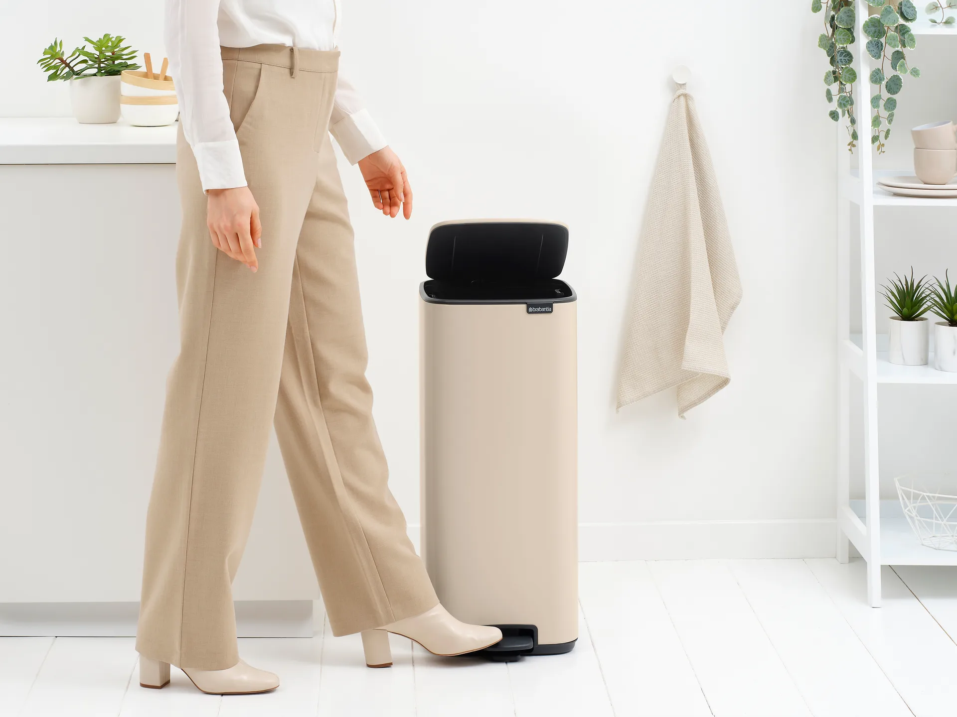 Bo 北欧风格脚踏式垃圾桶30L, 柔和米色 Brabantia