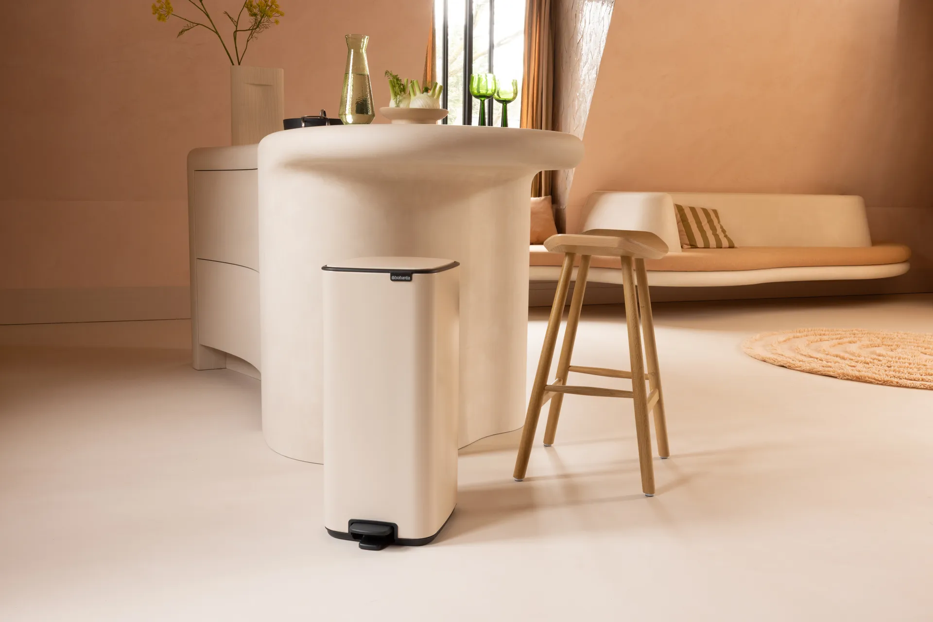 Bo 北欧风格脚踏式垃圾桶30L, 柔和米色 Brabantia
