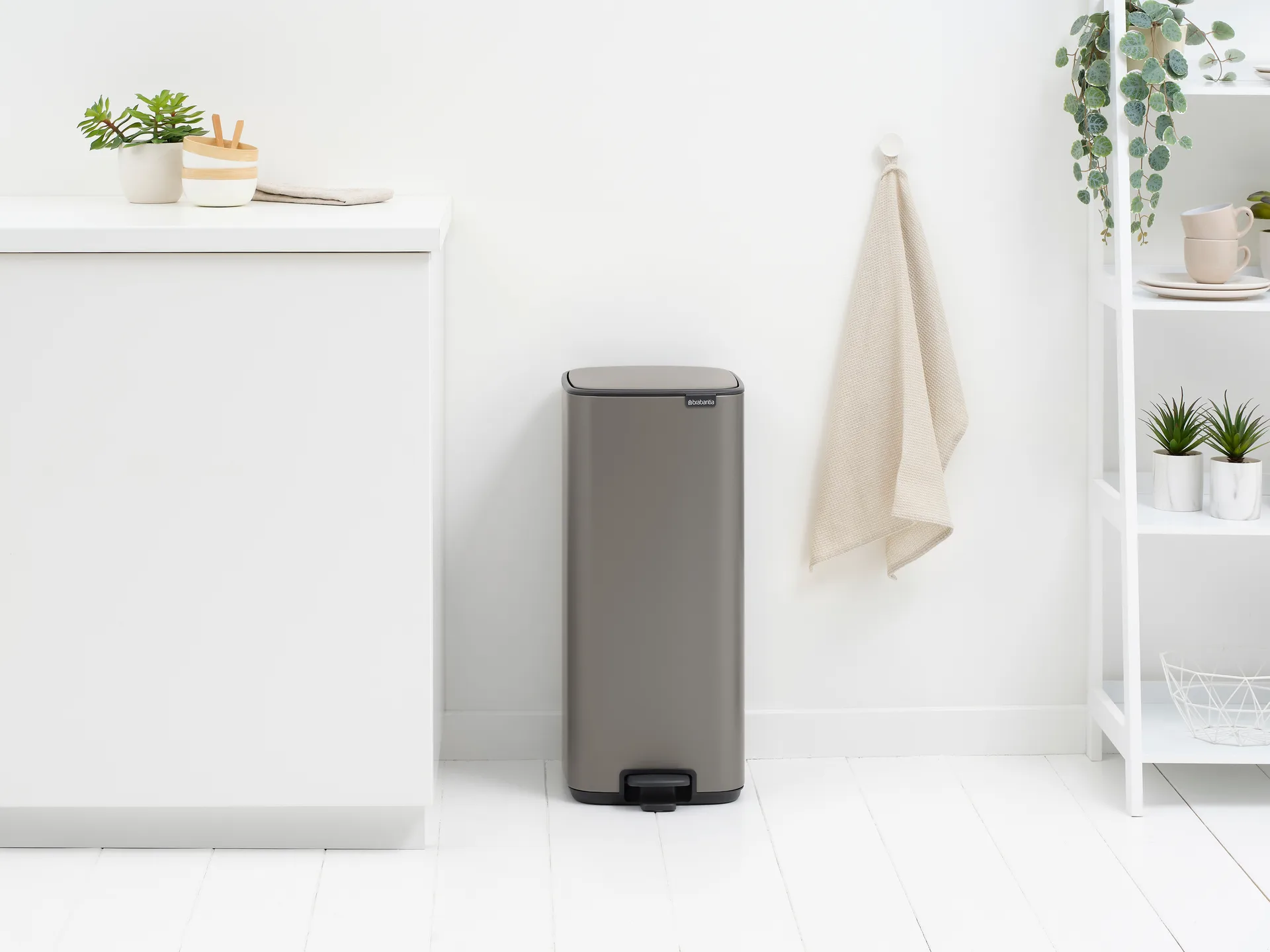 Bo 北欧风格脚踏式垃圾桶30L, 铂金色 Brabantia