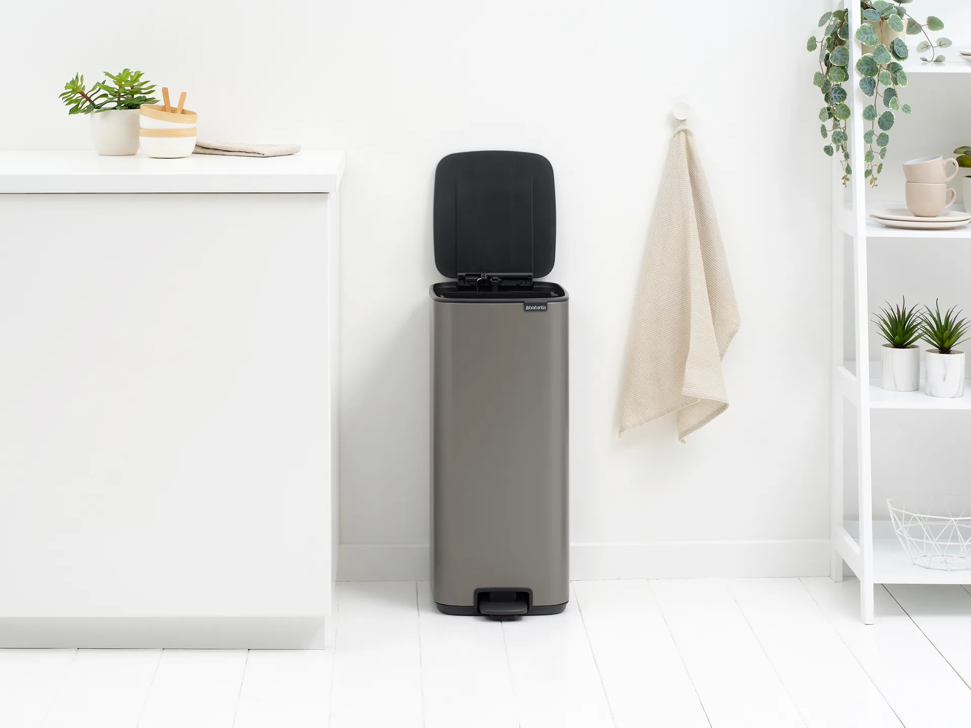 Bo 北欧风格脚踏式垃圾桶30L, 铂金色 Brabantia
