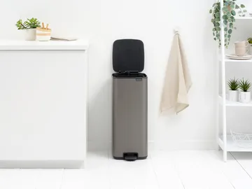 Bo 北欧风格脚踏式垃圾桶30L - 铂金色 - Brabantia