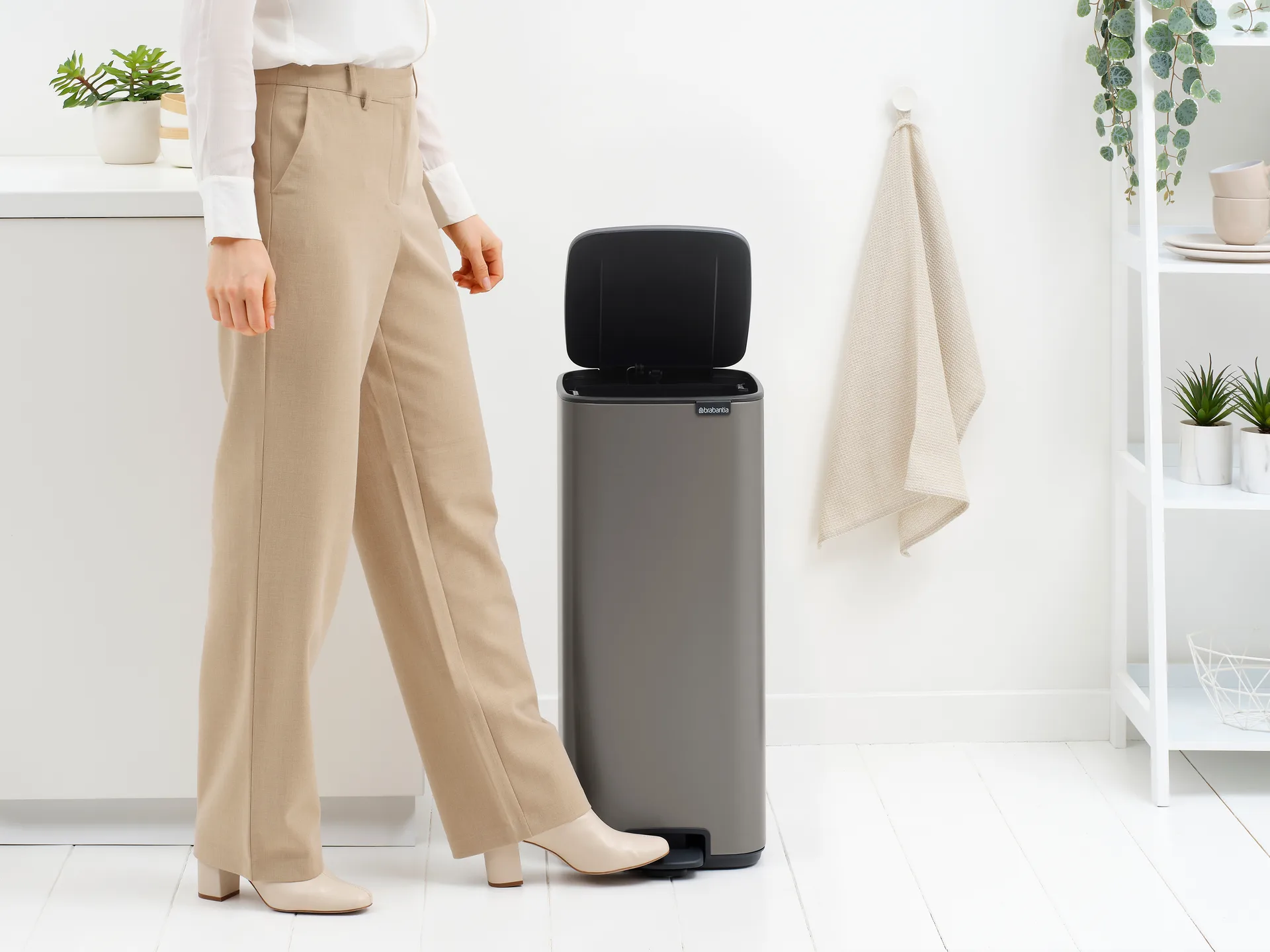 Bo 北欧风格脚踏式垃圾桶30L, 铂金色 Brabantia