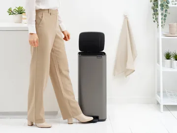Bo 北欧风格脚踏式垃圾桶30L - 铂金色 - Brabantia