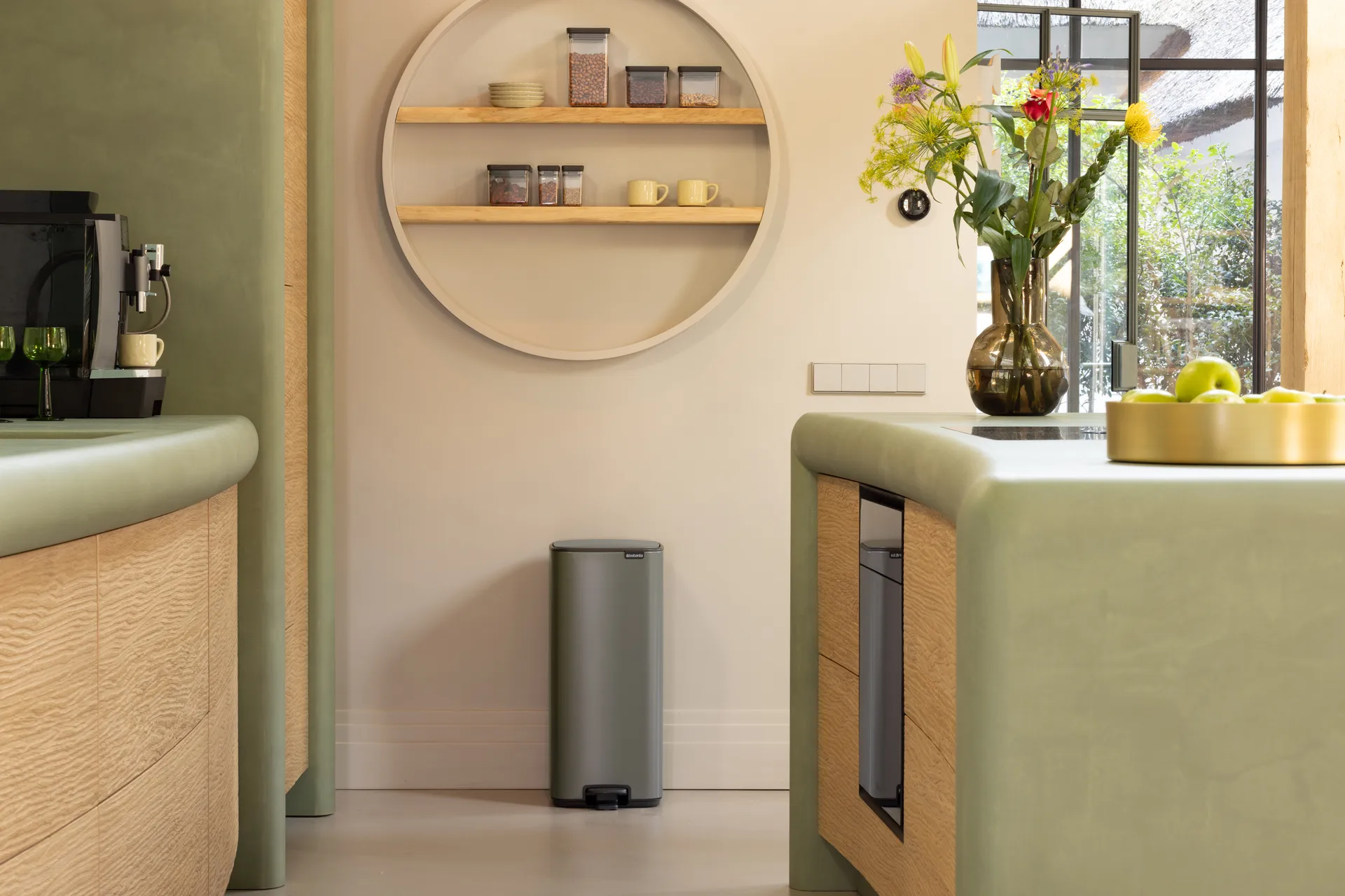 Bo 北欧风格脚踏式垃圾桶30L, 铂金色 Brabantia
