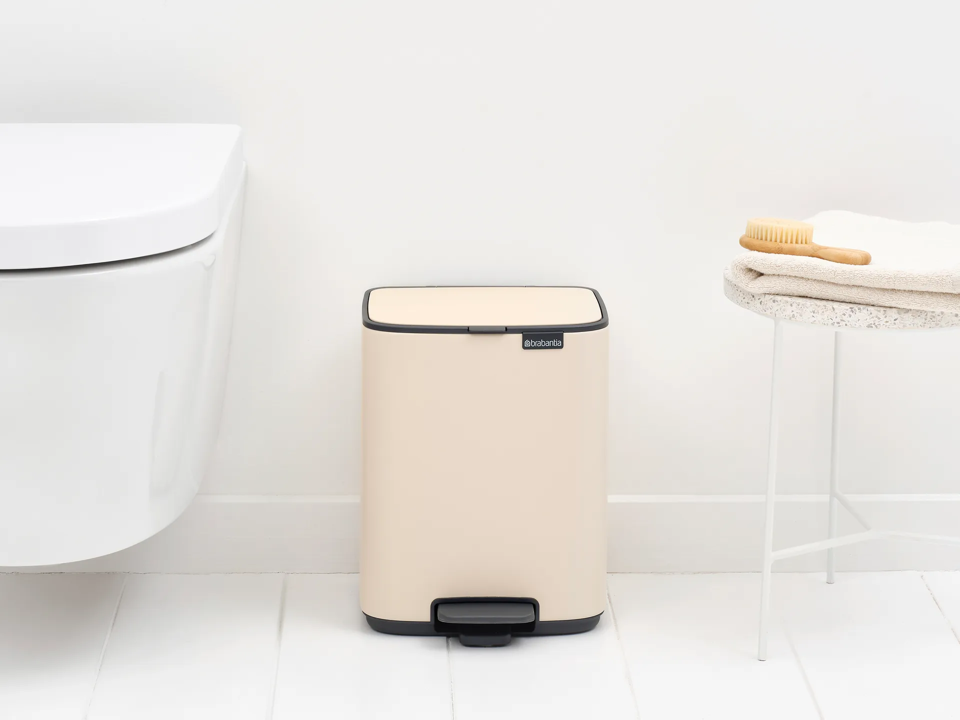 Bo 北欧风格脚踏式垃圾桶7L, 柔和米色 Brabantia