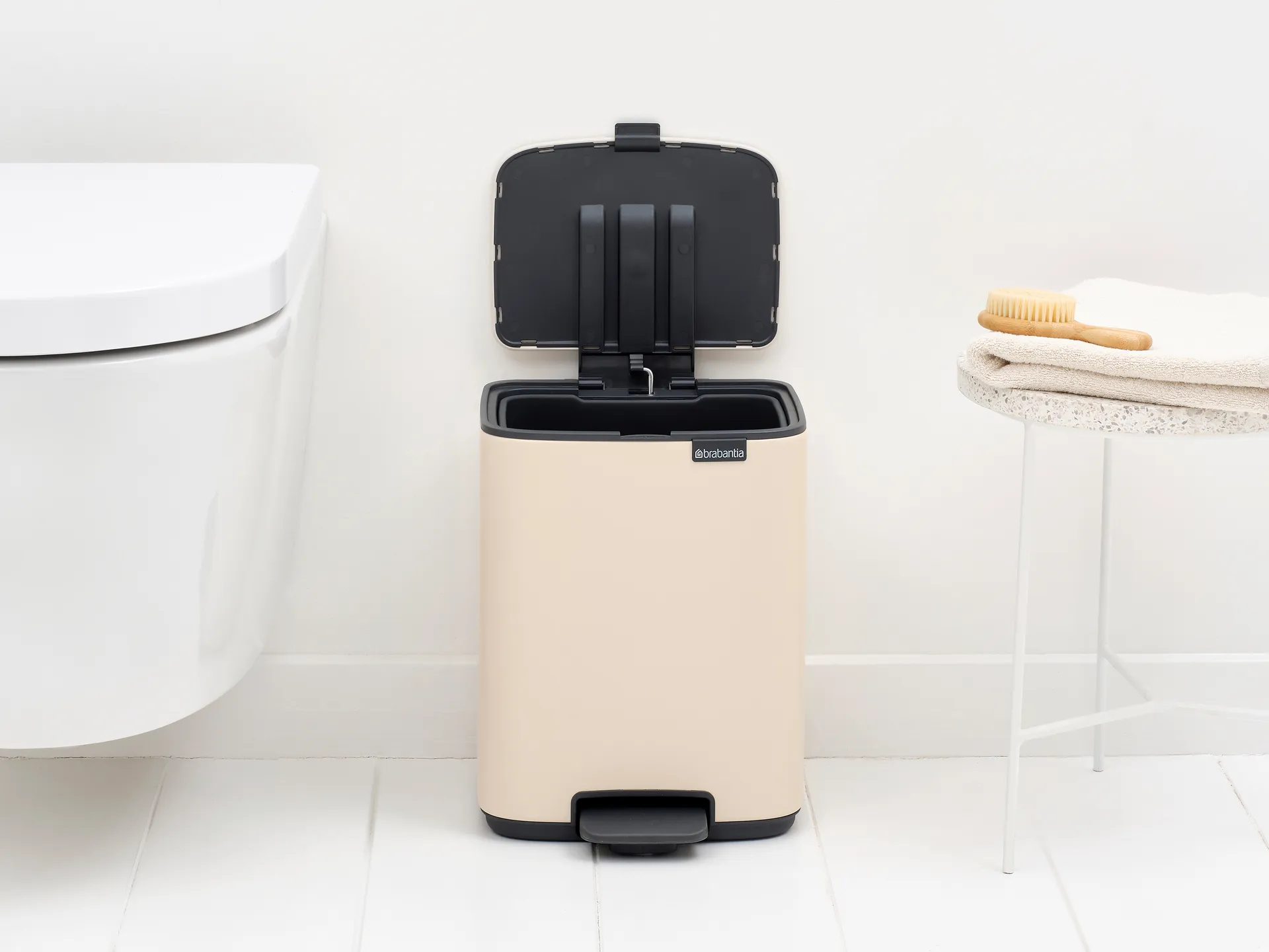 Bo 北欧风格脚踏式垃圾桶7L, 柔和米色 Brabantia