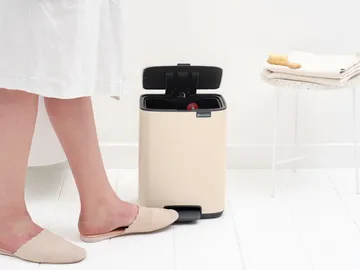 Bo 北欧风格脚踏式垃圾桶7L - 柔和米色 - Brabantia