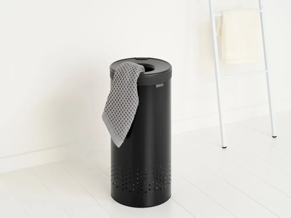 Brabantia 带塑料盖洗衣篮 35升, 哑光黑 Brabantia
