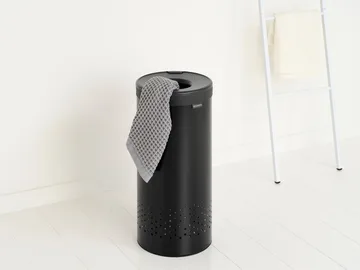 Brabantia 带塑料盖洗衣篮 35升 - 哑光黑 - Brabantia