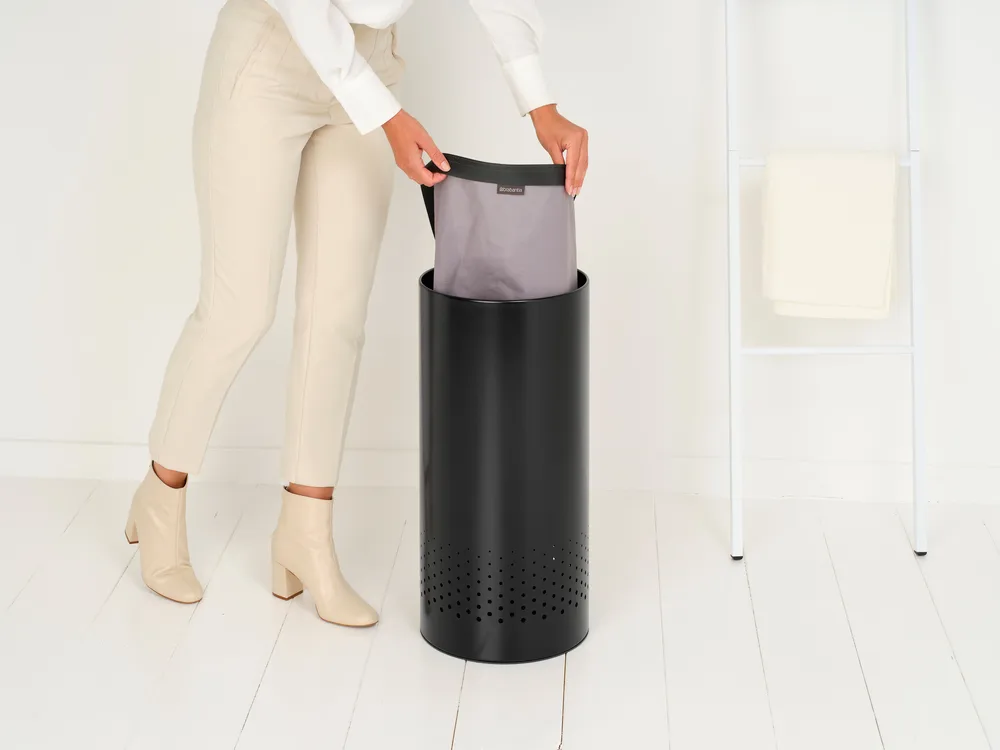 Brabantia 带塑料盖洗衣篮 35升, 哑光黑 Brabantia