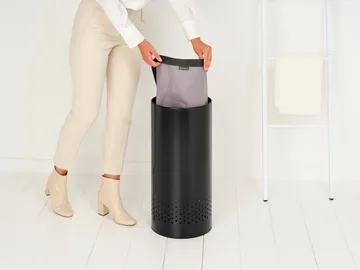 Brabantia 带塑料盖洗衣篮 35升 - 哑光黑 - Brabantia